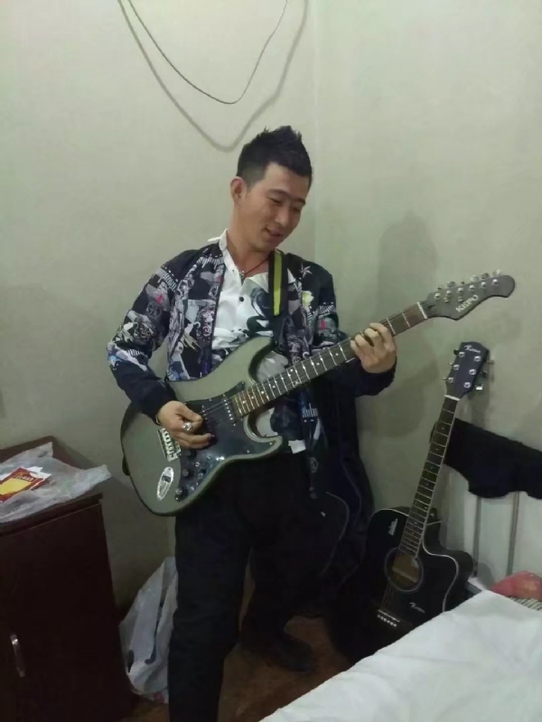 小吉他的第一张照片--百色相亲服务中心