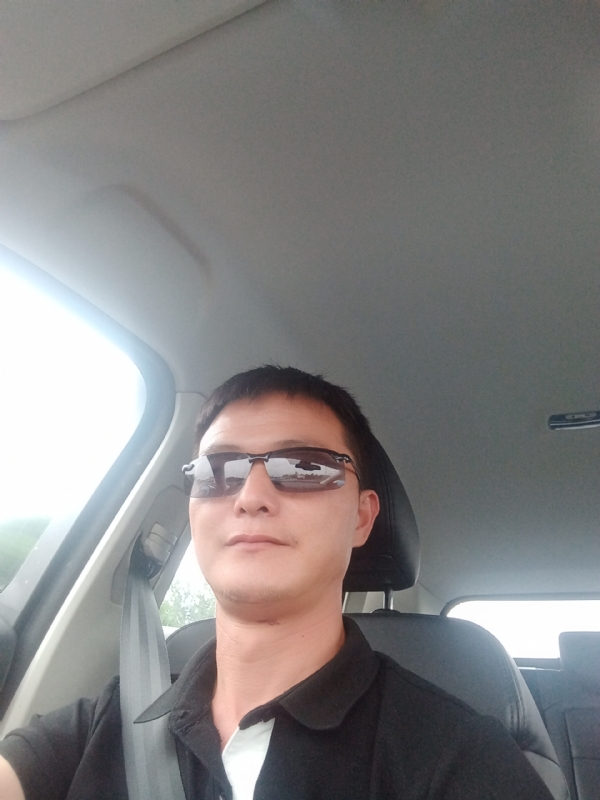 孤独的男人的第二张照片--百色相亲服务中心