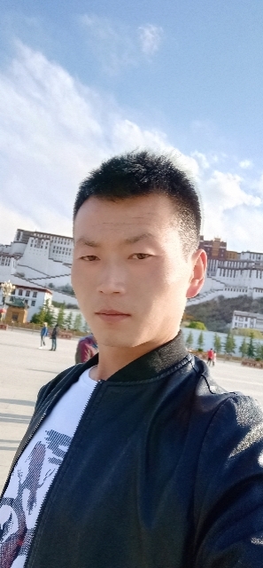 阳光下的小草的第一张照片--百色相亲服务中心