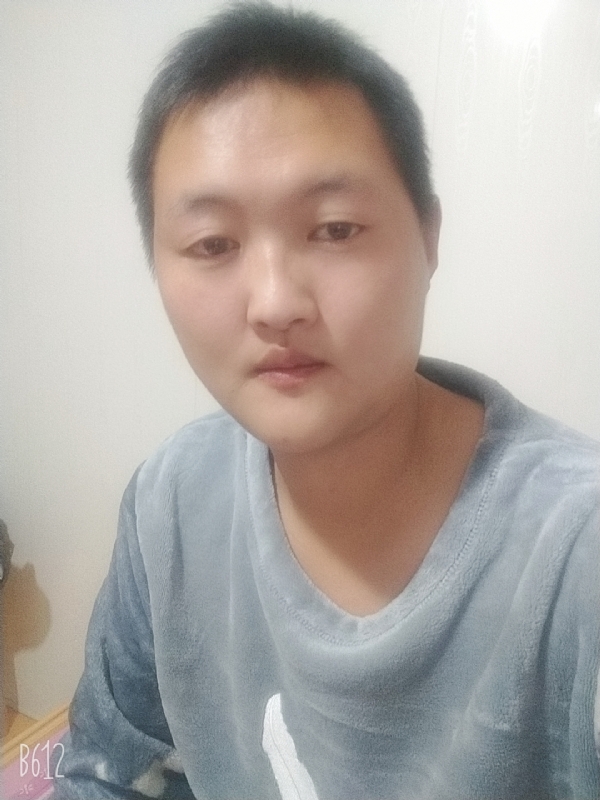 烟圈里透着伤的第一张照片--百色相亲服务中心