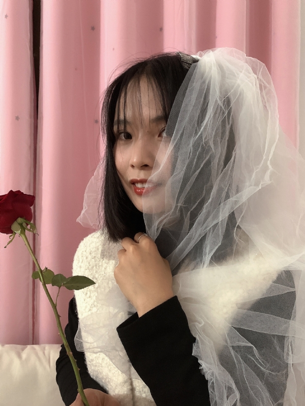 持紫菜包饭的女孩的第一张照片--百色相亲服务中心