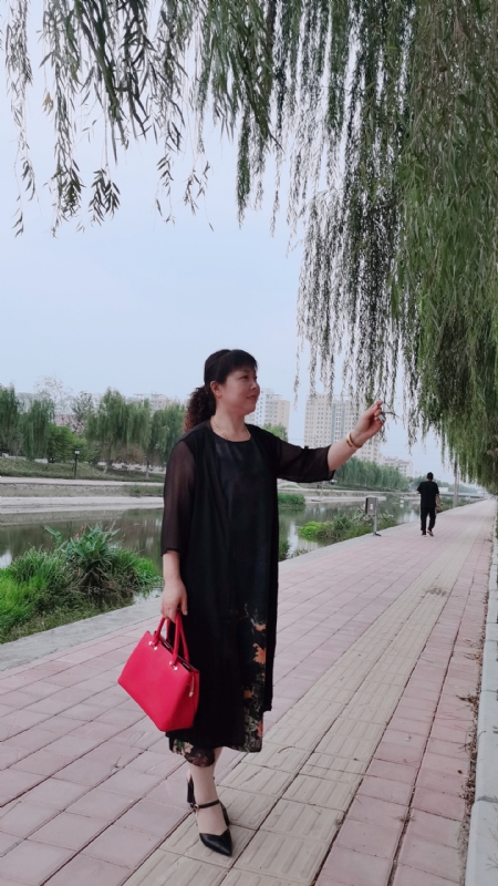 周本玲的第一张照片--百色相亲服务中心