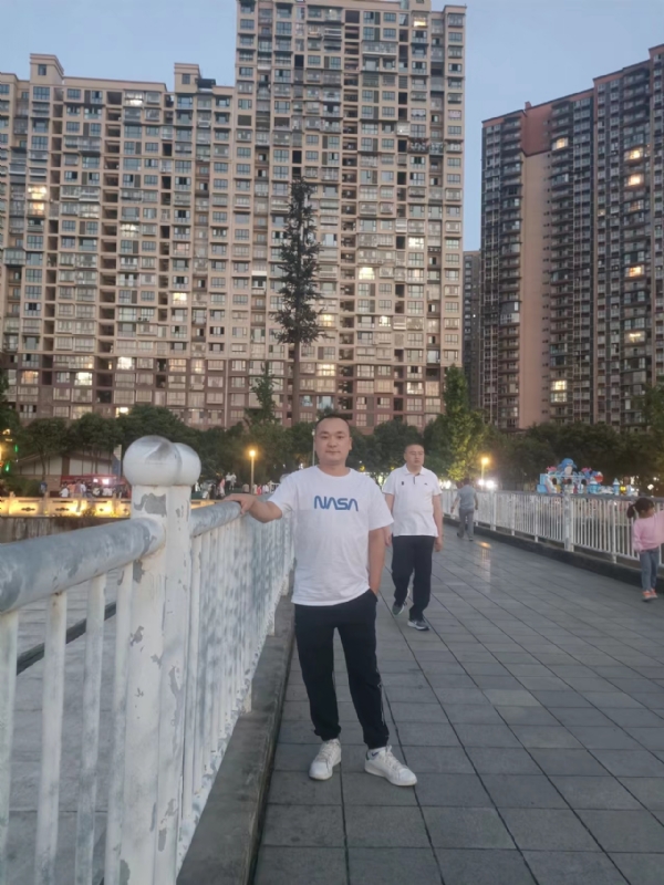 寂寞的男人的第一张照片--百色相亲服务中心