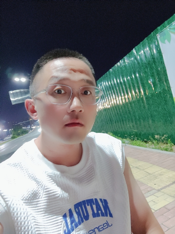 清风烈酒的第一张照片--百色相亲服务中心