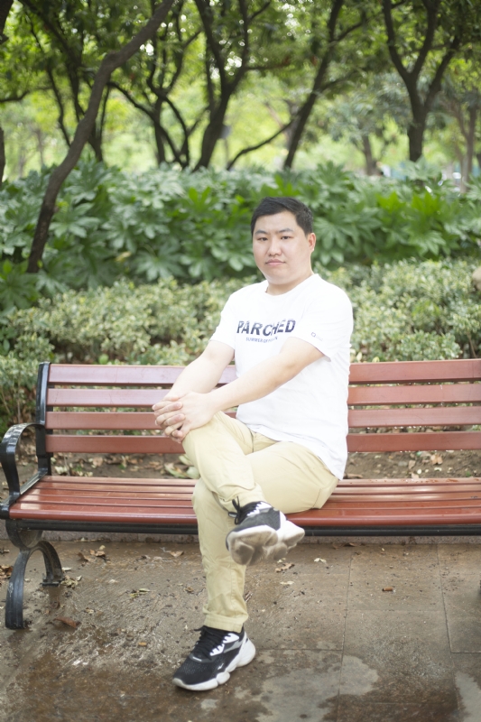 抱着鱼睡觉的猫的第一张照片--百色相亲服务中心