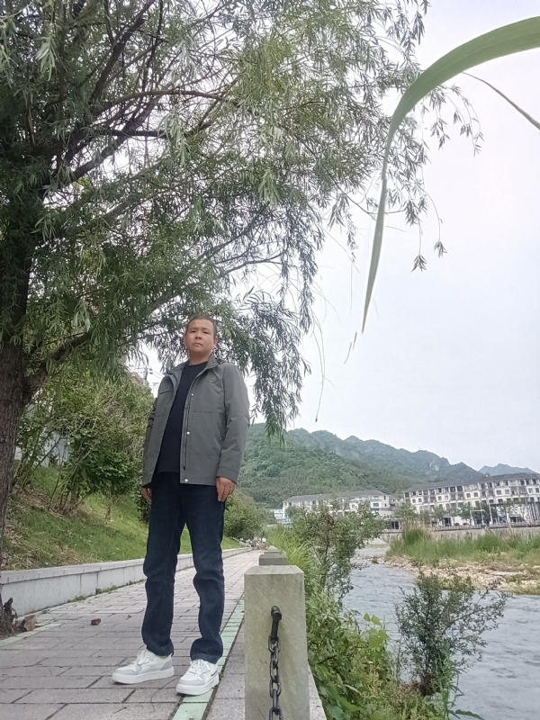 飞雪飘零的第一张照片--百色相亲服务中心