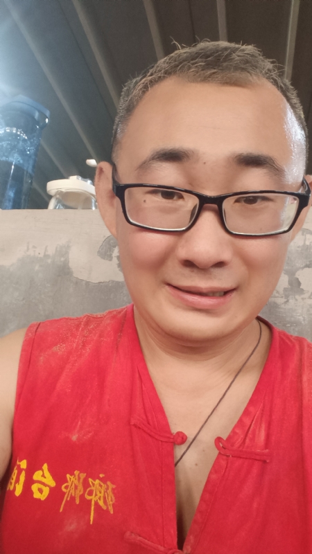 黑黑一笑的第二张照片--百色相亲服务中心